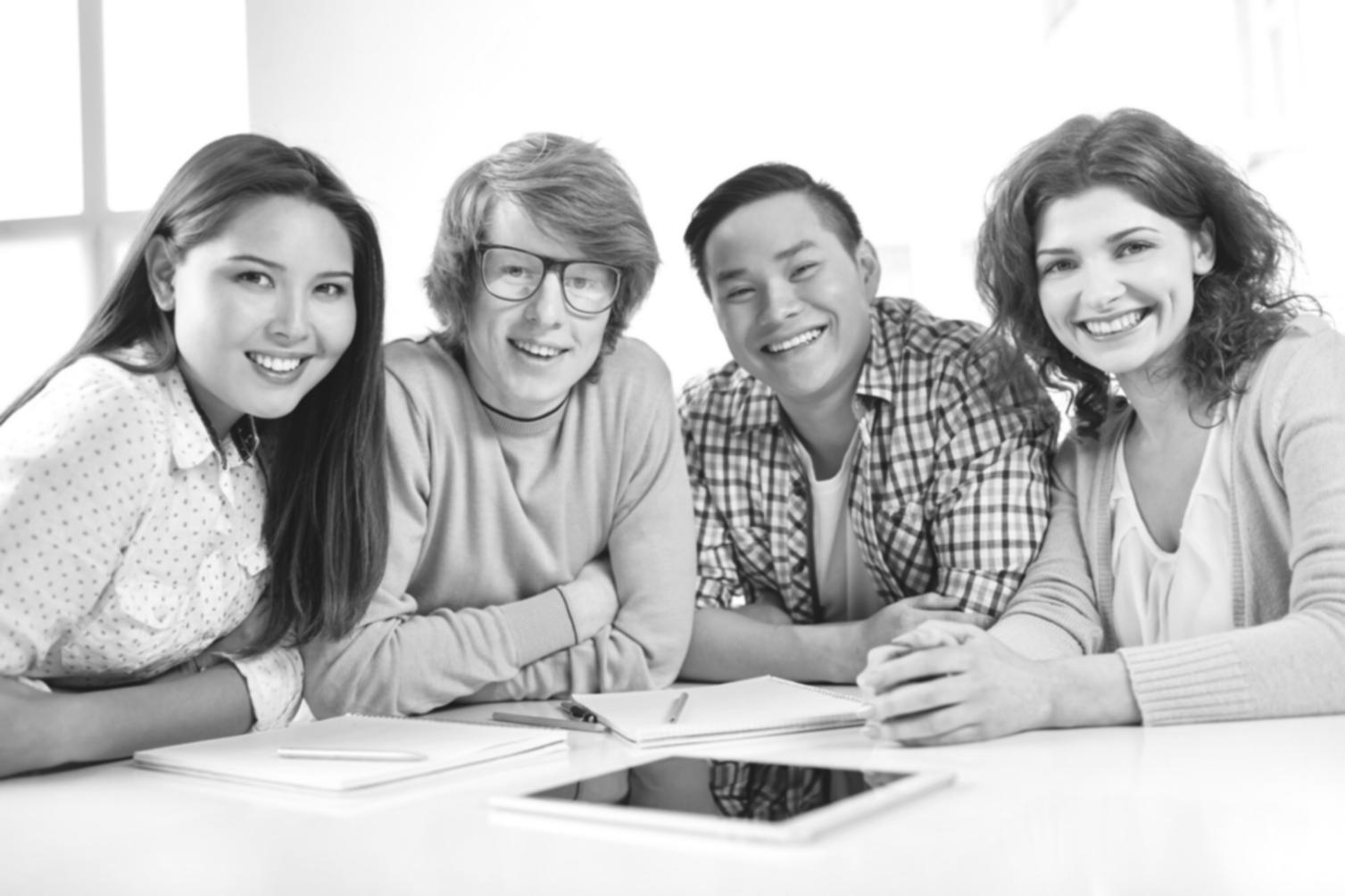 Equipo de lumenrial trabajando en análisis financiero